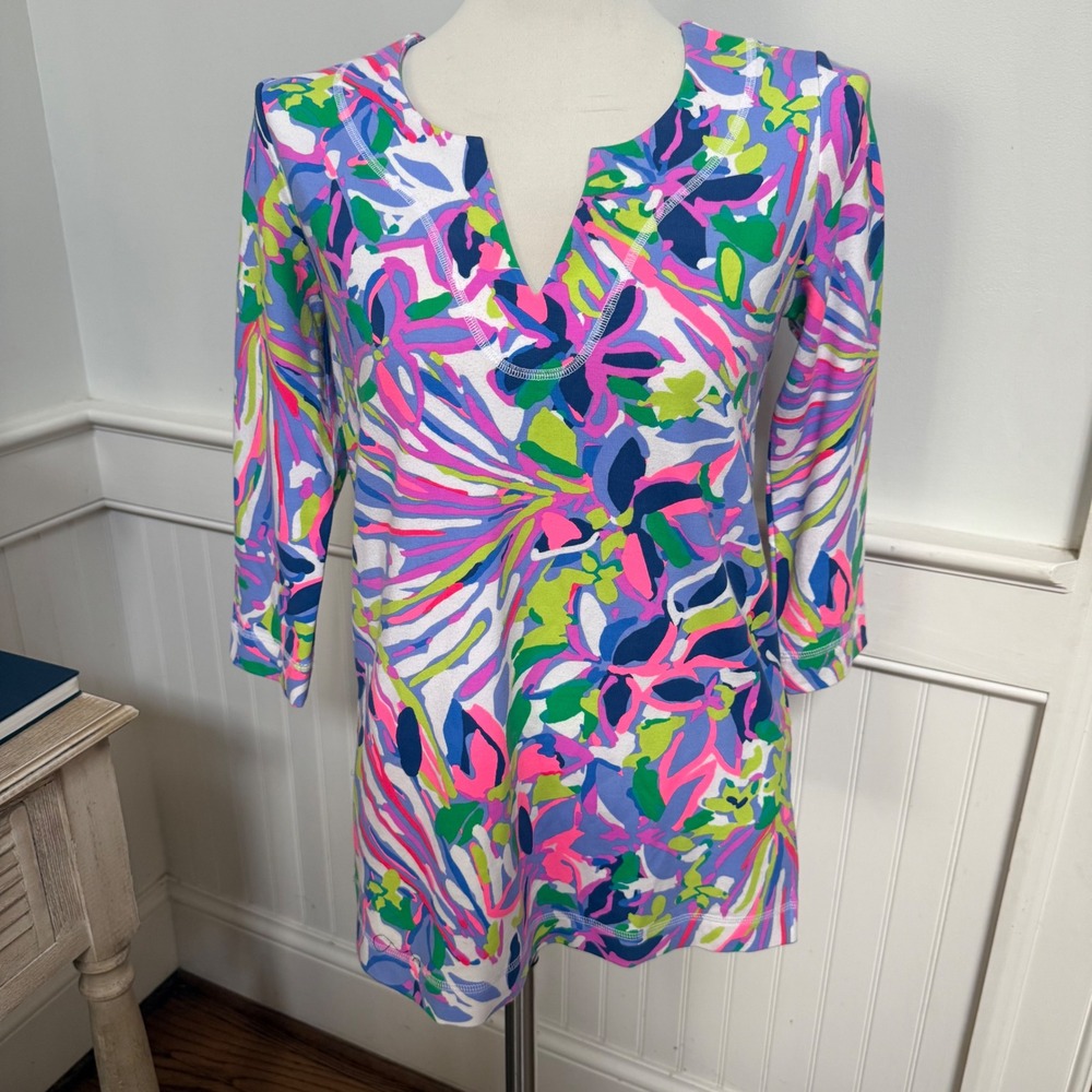 Lilly Pulitzer Etta V-Neck Tunic Top XS Pink Blue Floral 3/4 Sleeve French Terry